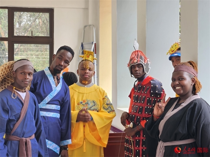28日，肯尼亞內羅畢大學孔子學院舉行“詩劇頌中秋，中肯共月明”中秋慶典，情景劇《嫦娥奔月》部分演員合影。人民網(wǎng)記者 黃煒鑫攝