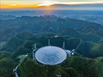 “中國天眼”全景（維護保養(yǎng)期間拍攝）。新華社記者 歐東衢 攝