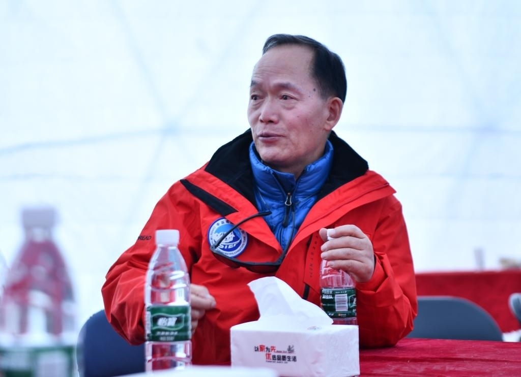 中國科學(xué)院院士、第二次青藏科考隊隊長姚檀棟在卓奧友峰登山大本營（9月29日攝）。新華社記者晉美多吉 攝