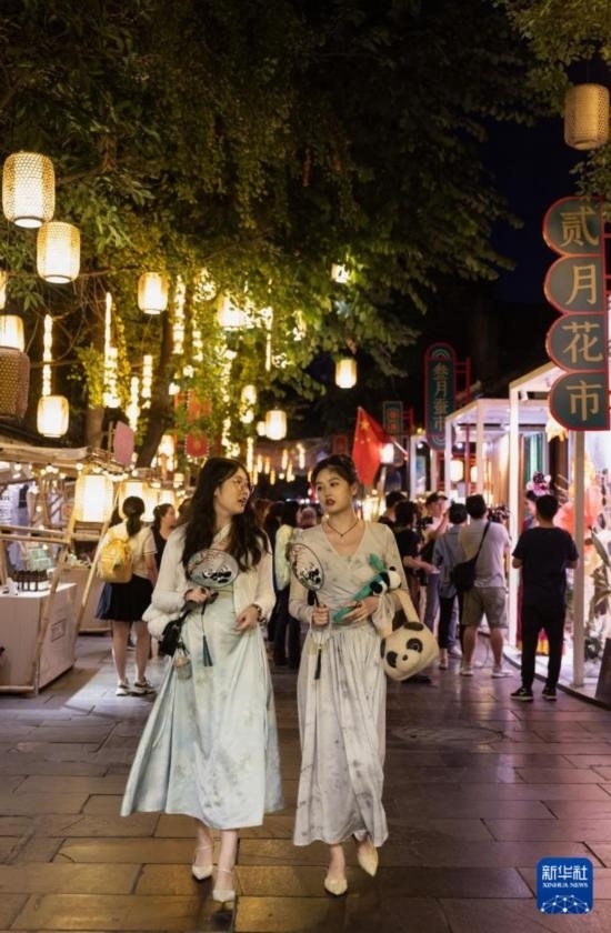 在成都寬窄巷子，兩位來自安徽的游客在新“十二月市”街區(qū)游覽（9月29日攝）。