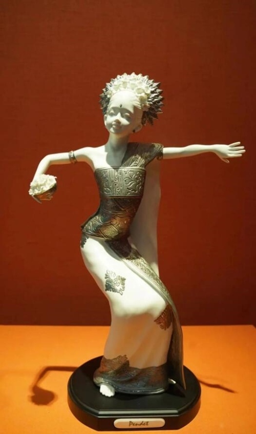 2013年10月，時(shí)任印度尼西亞總統(tǒng)蘇西洛贈(zèng)送習(xí)近平主席的鑲錫瓷塑舞者。