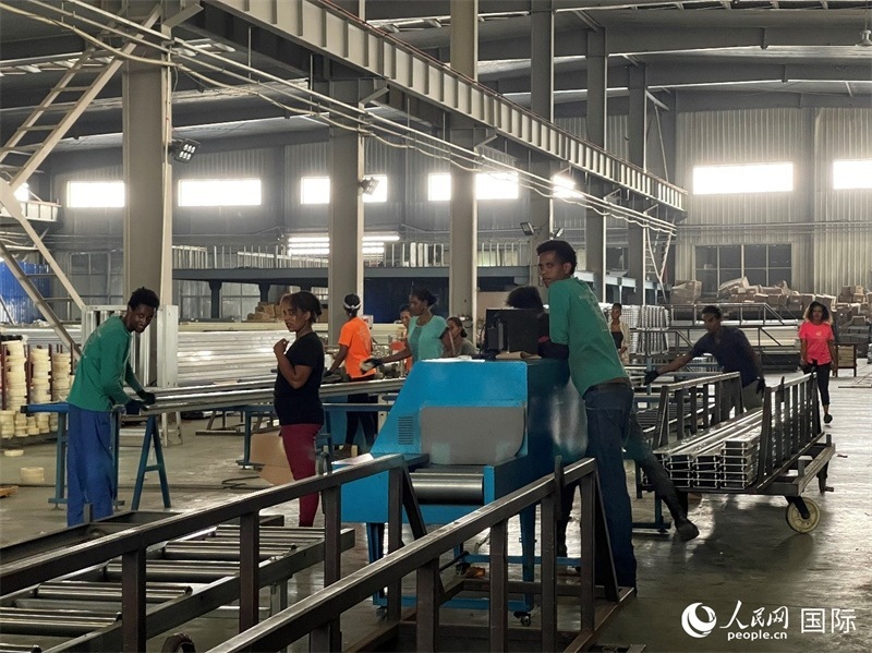 東方工業(yè)園華嘉鋁業(yè)生產(chǎn)車間。人民網(wǎng)記者 趙艷紅攝