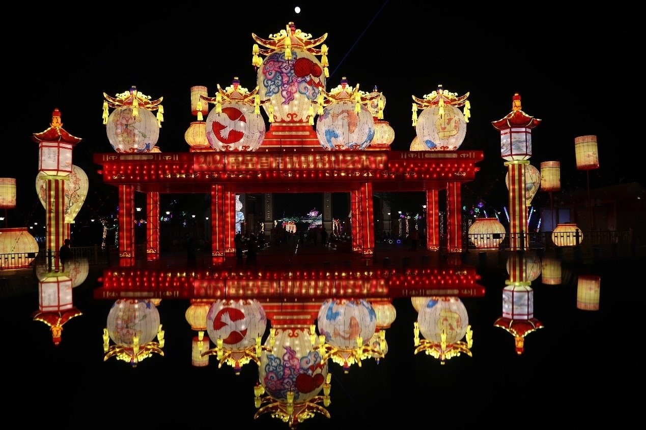 中秋國(guó)慶期間，南岳祝融文旅小鎮(zhèn)舉辦祝融花燈節(jié)。曹正平攝