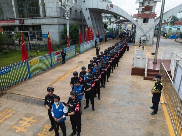 移交現(xiàn)場。公安部供圖