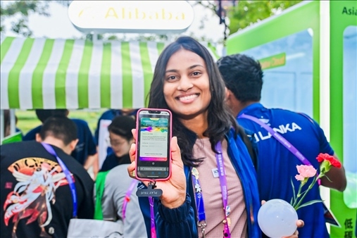 亞運村運動員正在展示個人的低碳賬戶。 受訪者供圖