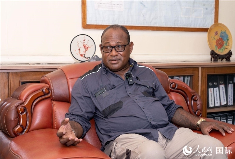 2023年9月13日，所羅門群島副總理兼基礎(chǔ)設(shè)施和發(fā)展部長梅納西·梅蘭加在首都霍尼亞拉接受人民網(wǎng)記者專訪。人民網(wǎng) 賀吉攝