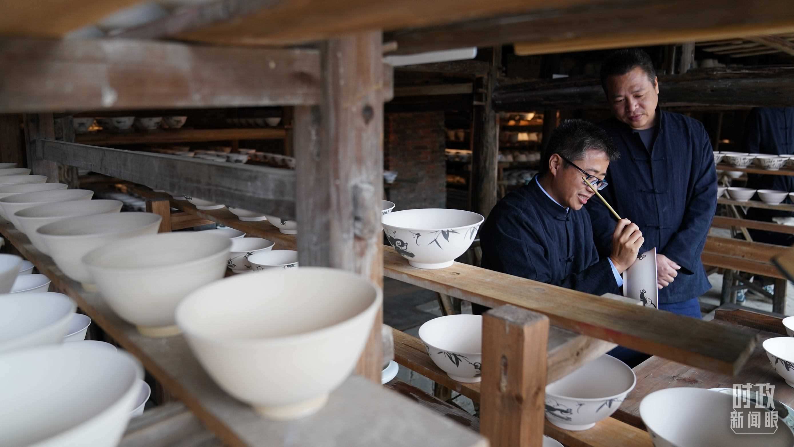 △非遺傳承人正在繪制瓷器。（總臺國廣記者李晉拍攝）