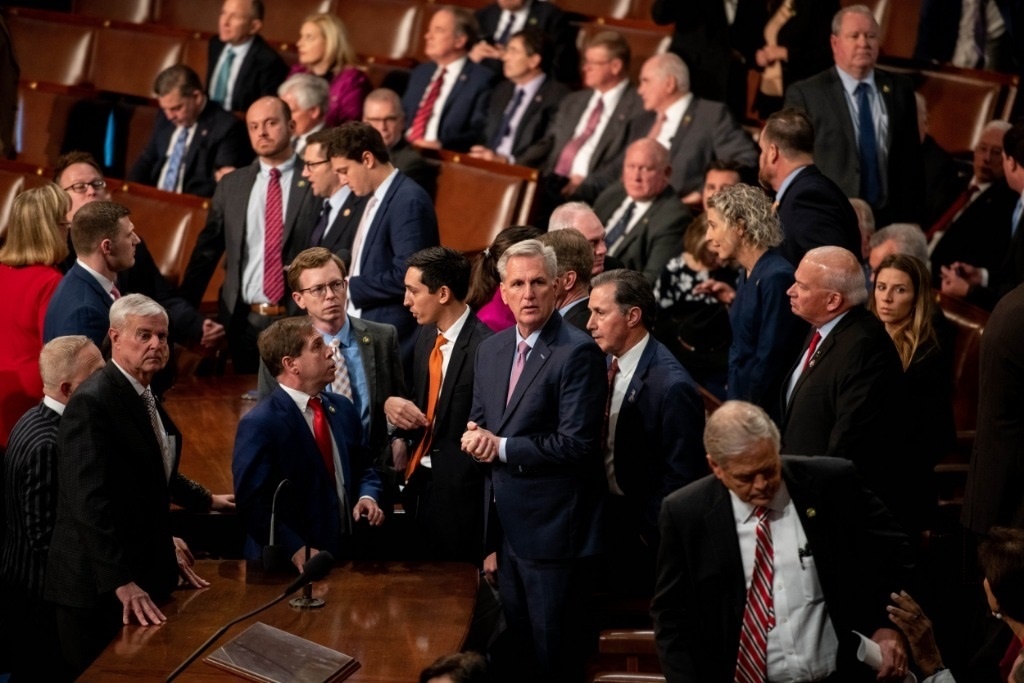 這是1月6日在美國華盛頓國會拍攝的凱文·麥卡錫（中）。新華社記者劉杰攝