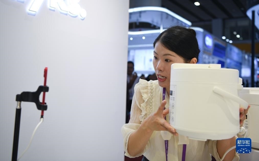 10月15日，參展的工作人員在展臺(tái)直播介紹家電產(chǎn)品。新華社記者 鄧華 攝