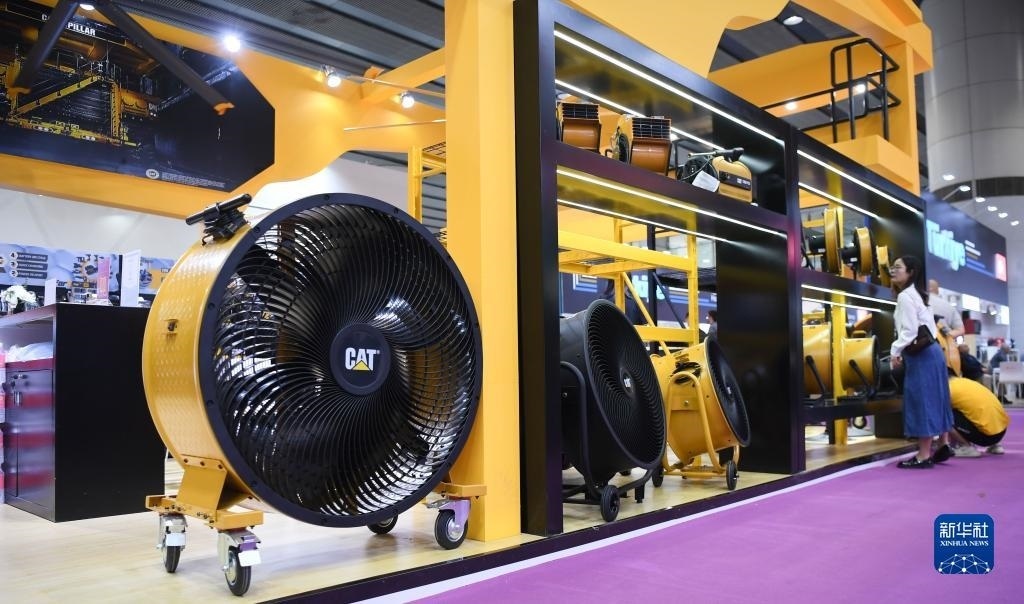 10月15日，參觀者在了解一家美國(guó)參展商的產(chǎn)品。新華社記者 鄧華 攝