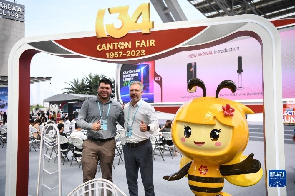 10月15日，來(lái)自巴西的采購(gòu)商在廣交會(huì)上合影。新華社記者 鄧華 攝