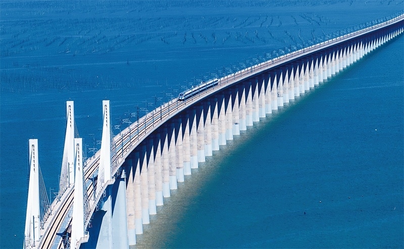 2023年9月28日，中國首條時(shí)速350公里跨海高鐵——福廈高鐵正式開通運(yùn)營。圖為一列運(yùn)行試驗(yàn)車組駛過福廈高鐵湄洲灣跨海大橋（9月19日攝，無人機(jī)照片）。 新華社記者 魏培全/攝
