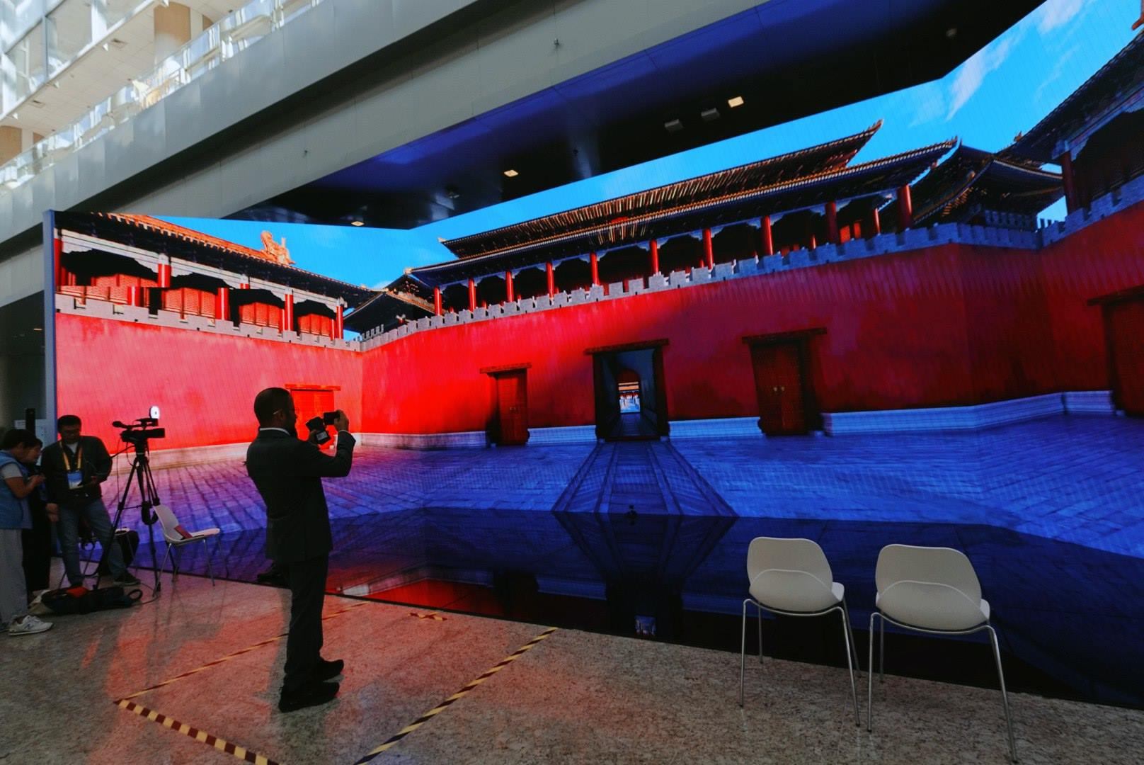 位于新聞中心的科技文化互動(dòng)展示區(qū)。人民網(wǎng)記者 許維娜攝