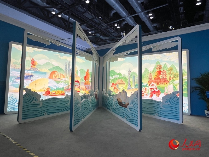新聞中心媒體公共工作區(qū)兩側(cè)矗立著打開的“書畫”。人民網(wǎng)記者 杜燕飛攝