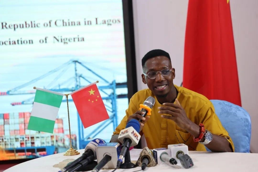 尼日利亞孔子學(xué)院留華同學(xué)會(huì)會(huì)長(zhǎng)吳文仲分享經(jīng)驗(yàn)。駐拉各館總領(lǐng)館供圖