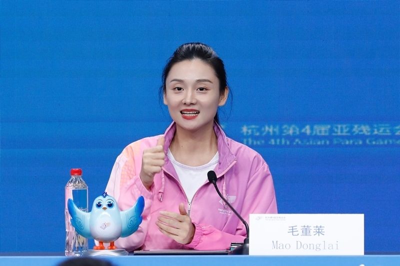 杭州市殘疾人綜合服務(wù)中心干事毛董萊介紹成為亞殘運會火炬手的經(jīng)歷。杭州亞殘組委供圖