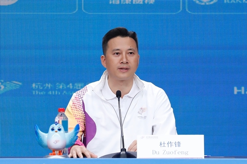 杭州亞殘運會火炬?zhèn)鬟f指揮中心副指揮長杜作鋒介紹火炬?zhèn)鬟f工作安排。杭州亞殘組委供圖