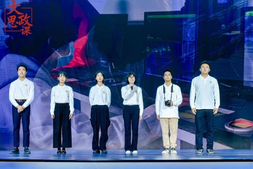 四川大學(xué)三星堆遺址考古隊(duì)隊(duì)長、考古文博學(xué)院教授黎海超和四川大學(xué)三星堆遺址考古隊(duì)隊(duì)員們