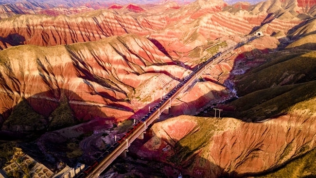 穿越丹霞地貌的火車。蘭州局集團(tuán)公司融媒體中心供圖