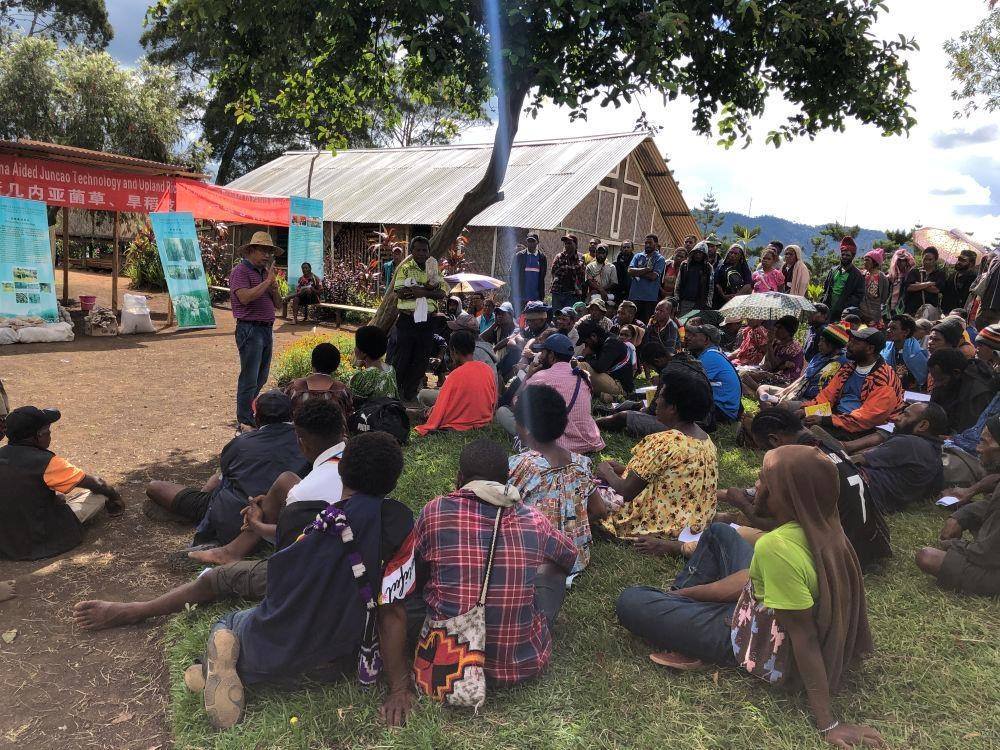 △2020年12月15日，中國(guó)專家在巴布亞新幾內(nèi)亞?wèn)|高地省中國(guó)援助巴新菌草和旱稻技術(shù)項(xiàng)目第9期培訓(xùn)班上授課。