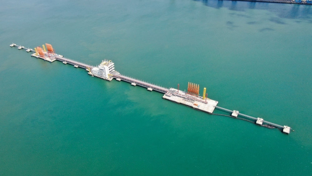 這是肯尼亞蒙巴薩油碼頭（2023年9月20日攝，無人機照片）。新華社發(fā)（中國交通建設股份有限公司肯尼亞蒙巴薩新建油碼頭項目部供圖）