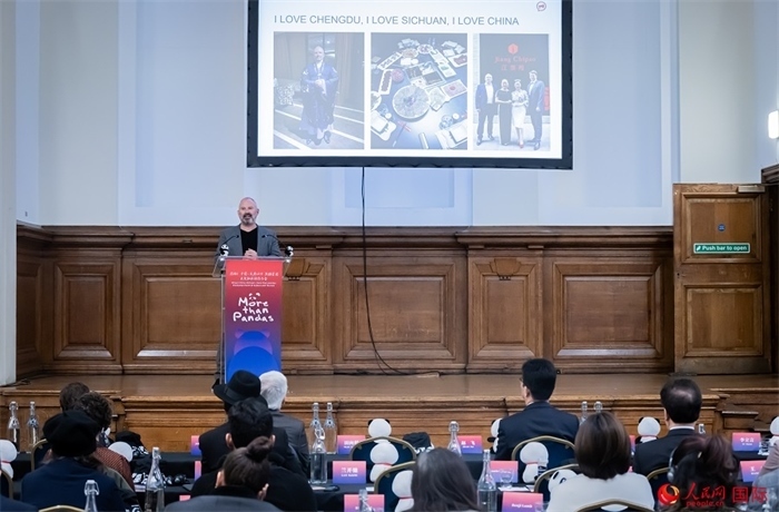 英國(guó)群英創(chuàng)意全球首席執(zhí)行官杰米·撒杰特在現(xiàn)場(chǎng)發(fā)言，分享如何進(jìn)一步提升四川旅游的國(guó)際影響力、吸引更多的英國(guó)游客。人民網(wǎng) 郭錦標(biāo)攝