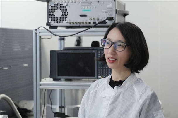 李婧在中國科學(xué)院紫金山天文臺毫米波和亞毫米波技術(shù)實(shí)驗(yàn)室。（受訪者供圖）