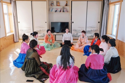 2023年6月，楊麗娜（后中）對擔(dān)任民宿管家的光東村村民們進(jìn)行標(biāo)準(zhǔn)化培訓(xùn)。（新華社記者金津秀攝）