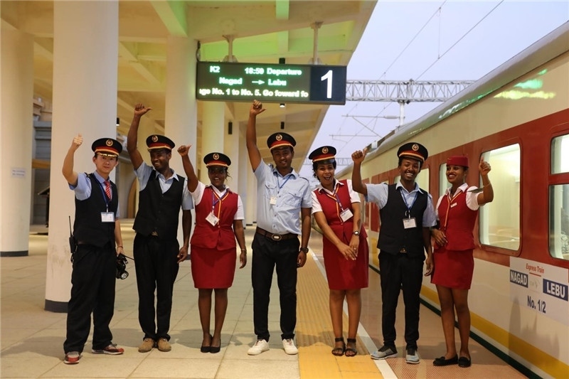 中埃員工組成的亞吉鐵路運(yùn)營(yíng)團(tuán)隊(duì)。 中國(guó)土木工程集團(tuán)有限公司供圖