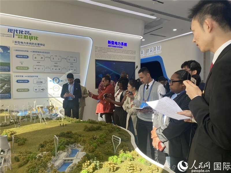2023“一帶一路”媒體合作論壇聯(lián)合采訪團參訪中國能建。人民網(wǎng)記者 于洋攝