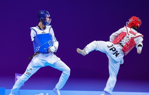 10月23日，杭州第4屆亞殘運會跆拳道男子K44級58公斤級銅牌賽舉行。圖為烏茲別克斯坦隊選手桑賈貝克·穆赫托羅夫(左)和日本隊選手阿渡健太在比賽中。圖片來源：杭州亞殘組委會