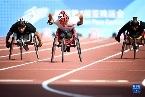 10月23日，中國選手龔文浩（左二）在杭州第4屆亞殘運會男子100米-T34決賽的比賽中。他以15秒55的成績獲得該項目銀牌。新華社記者 江漢攝