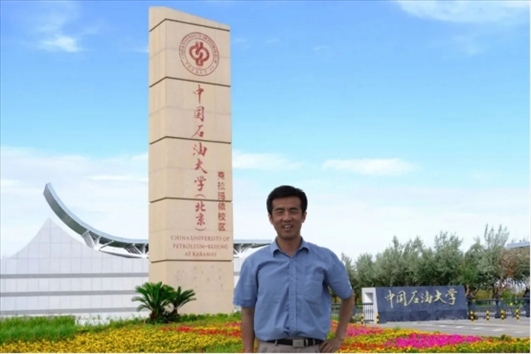 北京交通大學(xué)“銀齡教師”黃曉鳴。校方供圖