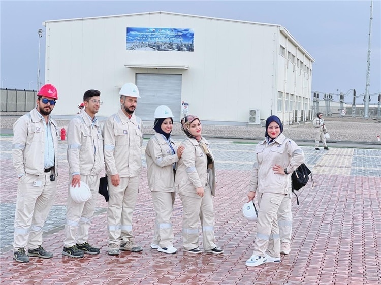 部分伊拉克員工合影。中國石油工程建設(shè)有限公司供圖