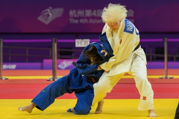 10月24日，杭州第4屆亞殘運會柔道女子J2級57公斤級決賽舉行。圖為中國隊選手王嘉楠（右）和日本隊選手廣瀨順子在比賽中。圖片來源：杭州亞殘組委