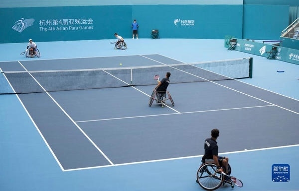 10月24日，在杭州第4屆亞殘運會輪椅網(wǎng)球男子雙打1/4決賽中，中國組合董順江/紀(jì)珍旭以0比2不敵韓國組合任浩元/韓成奉，無緣半決賽。圖為董順江（右二）/紀(jì)珍旭（右一）在比賽中。新華社記者 才揚攝