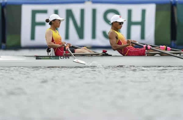 2021年8月29日，在東京殘奧會賽艇項目PR2級混合雙人雙槳決賽中，中國組合劉爽/蔣繼劍獲得銅牌。圖為劉爽（左）/蔣繼劍在比賽中。新華社記者 胡虎虎攝（資料圖）