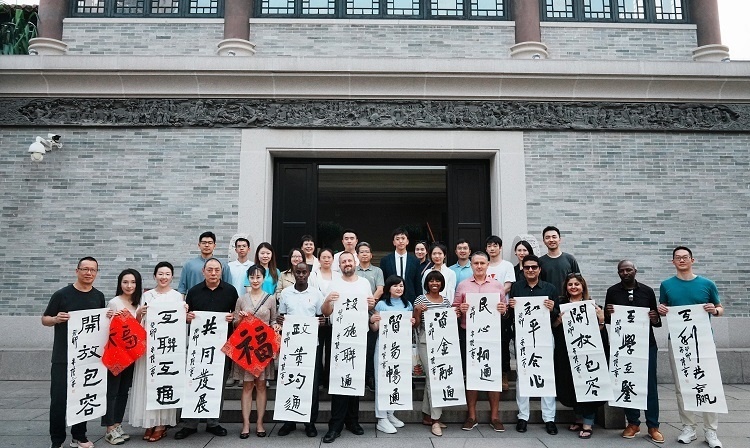 首屆國際傳播“絲路獎(jiǎng)”獲獎(jiǎng)代表等在廣州市荔灣區(qū)永慶坊參加文化交流活動(dòng)。楊爍壁、王燕攝影報(bào)道