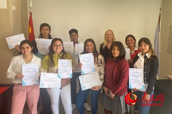 社區(qū)工作專家莫伊拉（后排右二）向“中文工坊”第二期培訓(xùn)班部分結(jié)業(yè)學(xué)員頒發(fā)由薩爾塔省教育部簽發(fā)的結(jié)業(yè)證書。人民網(wǎng)記者 吳思萱攝