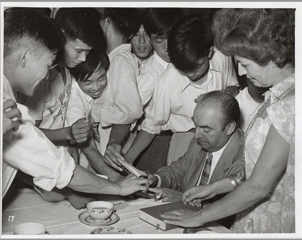 諾貝爾文學(xué)獎得主巴勃羅·聶魯達(dá)與中國青年在一起（資料圖片）。中國美術(shù)館供圖