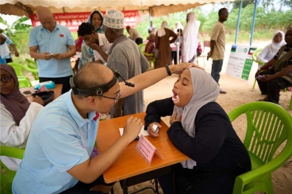 醫(yī)療隊為當(dāng)?shù)鼗颊吡x診。中國援桑醫(yī)療隊供圖