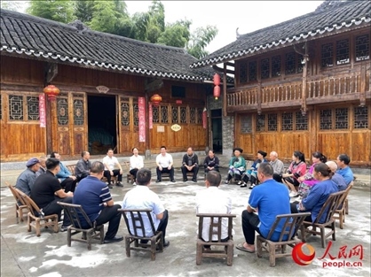 花垣縣石欄鎮(zhèn)朋巖村的院壩會(huì)。人民網(wǎng) 周靜圓攝