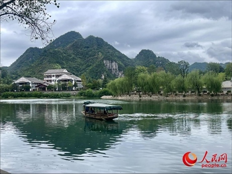 秋日的邊城鎮(zhèn)，青山滴翠、碧水含情。人民網(wǎng) 周靜圓攝