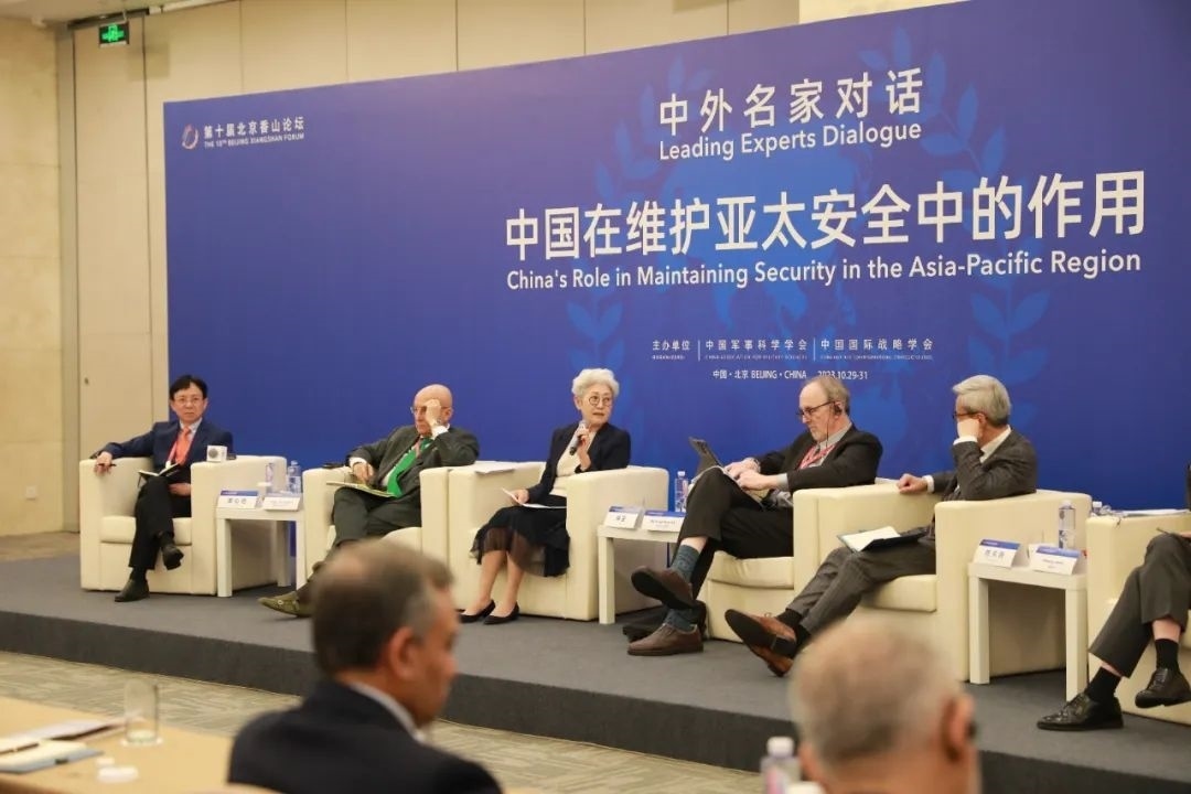 傅瑩（左三）反駁邁克爾·史文（左四）。斯基攝