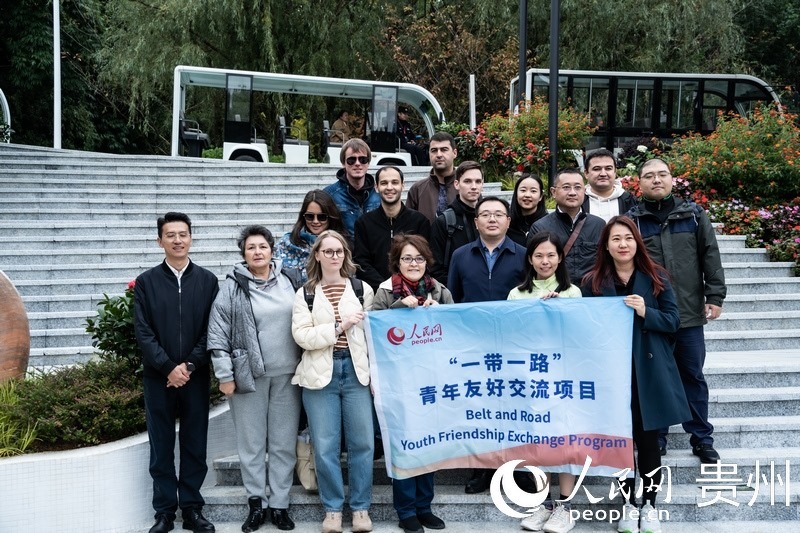 合影留念。人民網(wǎng) 陽茜攝