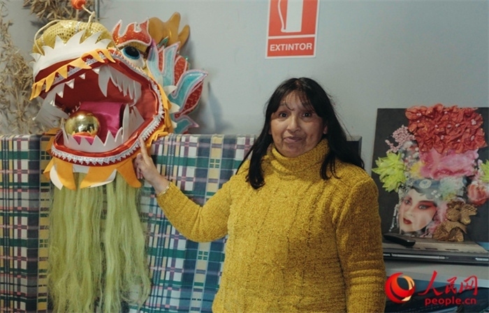 “熊貓閱覽室”一角。盧漢·梅洛為記者展示大使館贈送的龍頭。人民網(wǎng)記者 張若涵攝