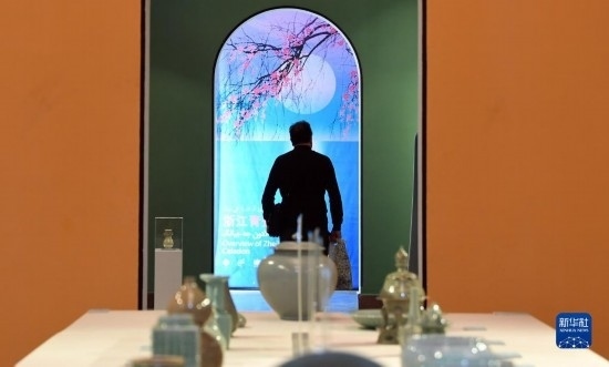 10月30日，人們?cè)谝晾实潞谔m伊朗國家藝術(shù)科學(xué)院觀看展出的展品。新華社記者 沙達(dá)提 攝