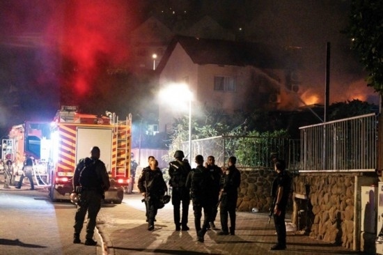  10月29日，在以色列北部城市謝莫納，以軍士兵和急救人員在一處被火箭彈擊中的現(xiàn)場(chǎng)執(zhí)勤。新華社發(fā)（阿亞爾·馬爾戈林?jǐn)z/基尼圖片社）