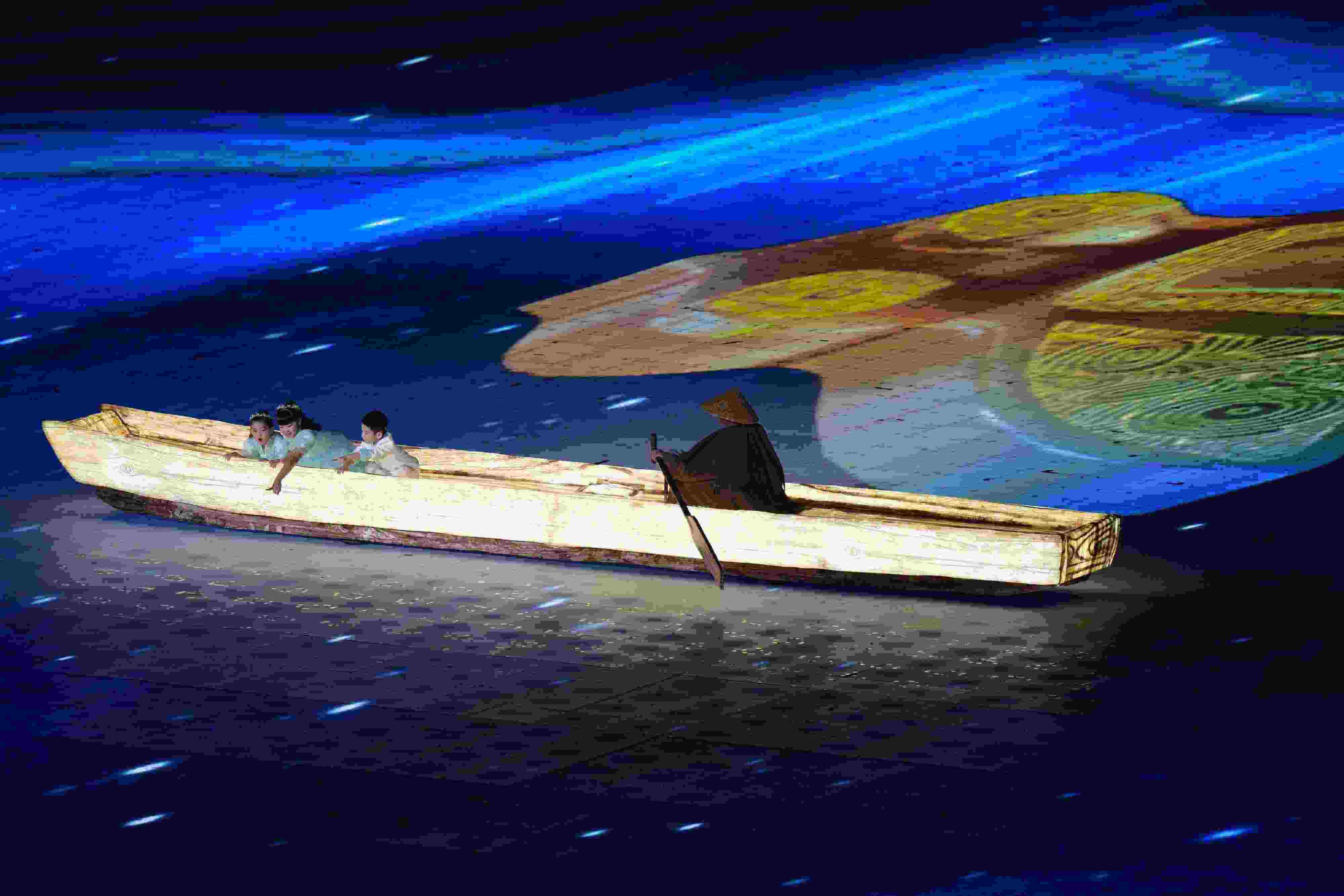 △2023年10月28日，杭州亞殘運(yùn)會(huì)閉幕式上的“中華第一舟”。