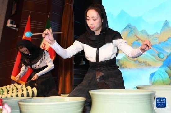 10月30日，演員在伊朗德黑蘭伊朗國家藝術(shù)科學(xué)院舉行的“青風(fēng)海上來”浙江青瓷巡禮開幕式暨“萬象中國·天下寧波”寧波文旅推介會(huì)開幕式上表演。新華社記者 沙達(dá)提 攝